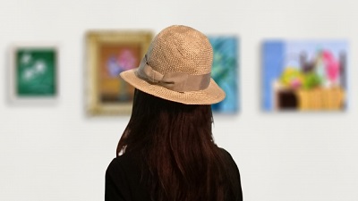 絵画を鑑賞する女性