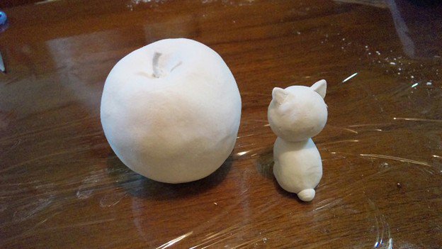 粘土で作った猫とリンゴ